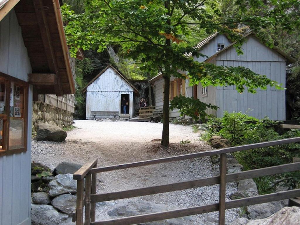 Apartments Pri Marjetki 체르크노 외부 사진