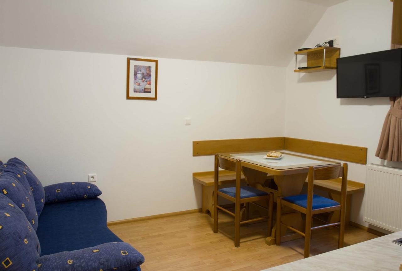 Apartments Pri Marjetki 체르크노 외부 사진